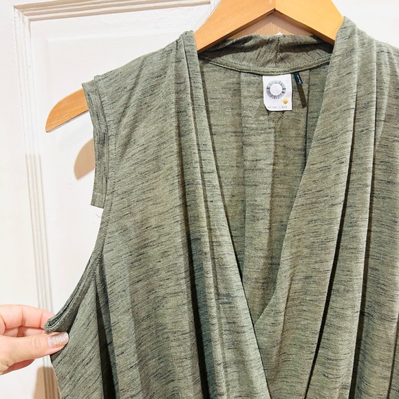 Anthropologie Akemi + Kin Olive Green Sleeveless Knit Wrap Top Casual Size L - Picture 4 of 6